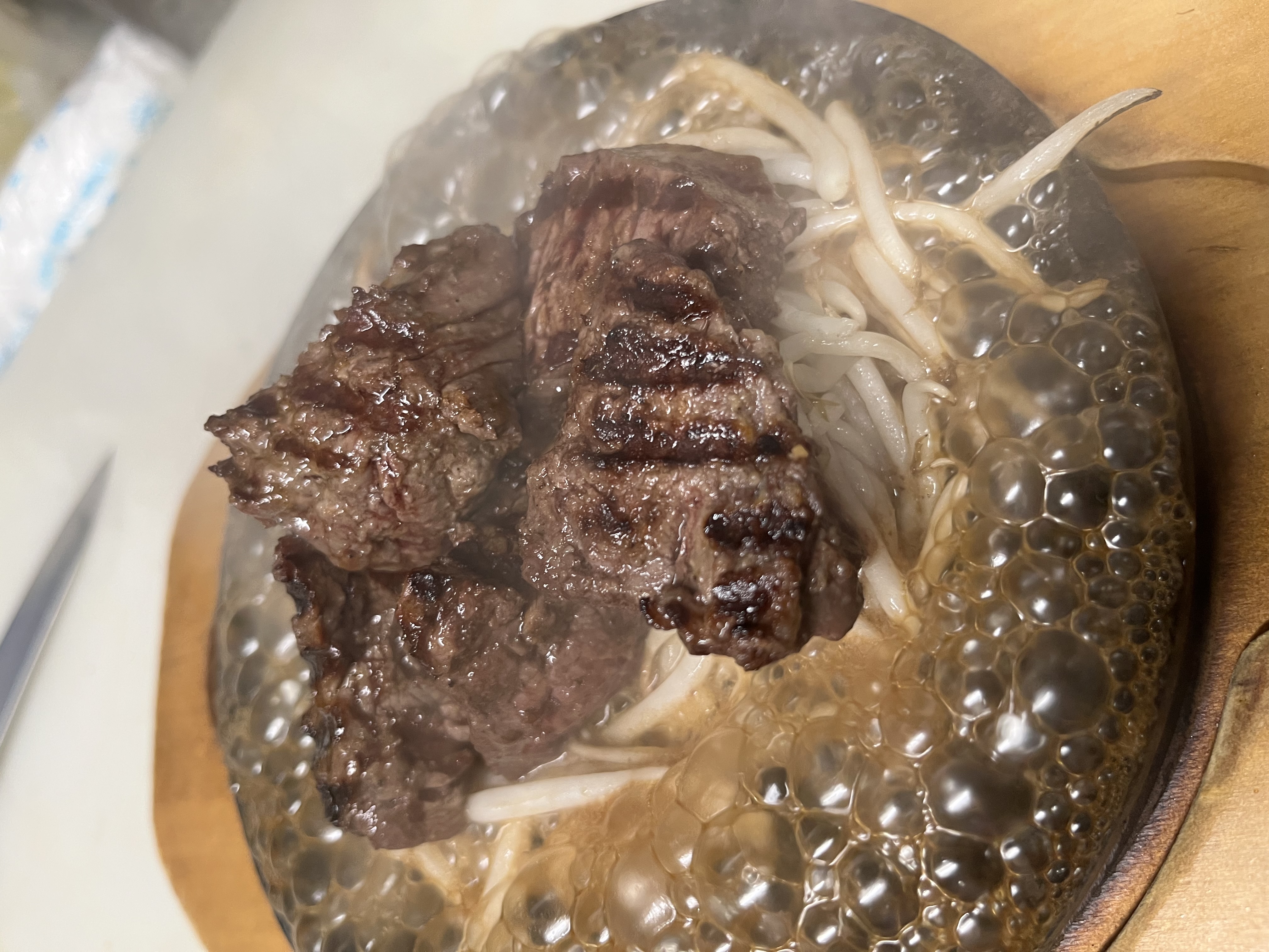 自慢のステーキで贅沢な時間を