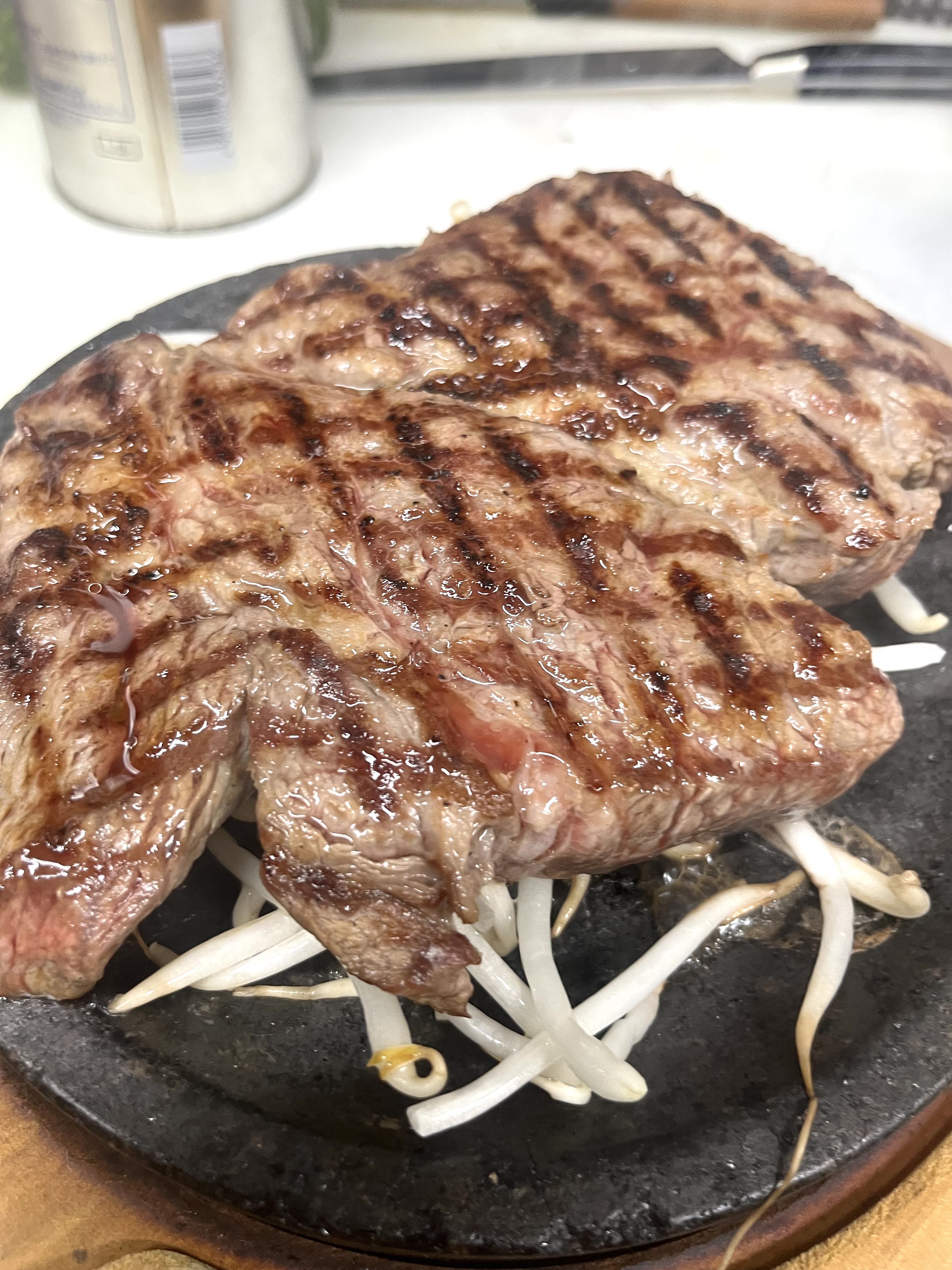 新鮮なリブロースステーキの魅力